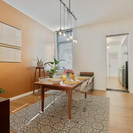 Tastefully Renovated In Retro-style In Centre Of